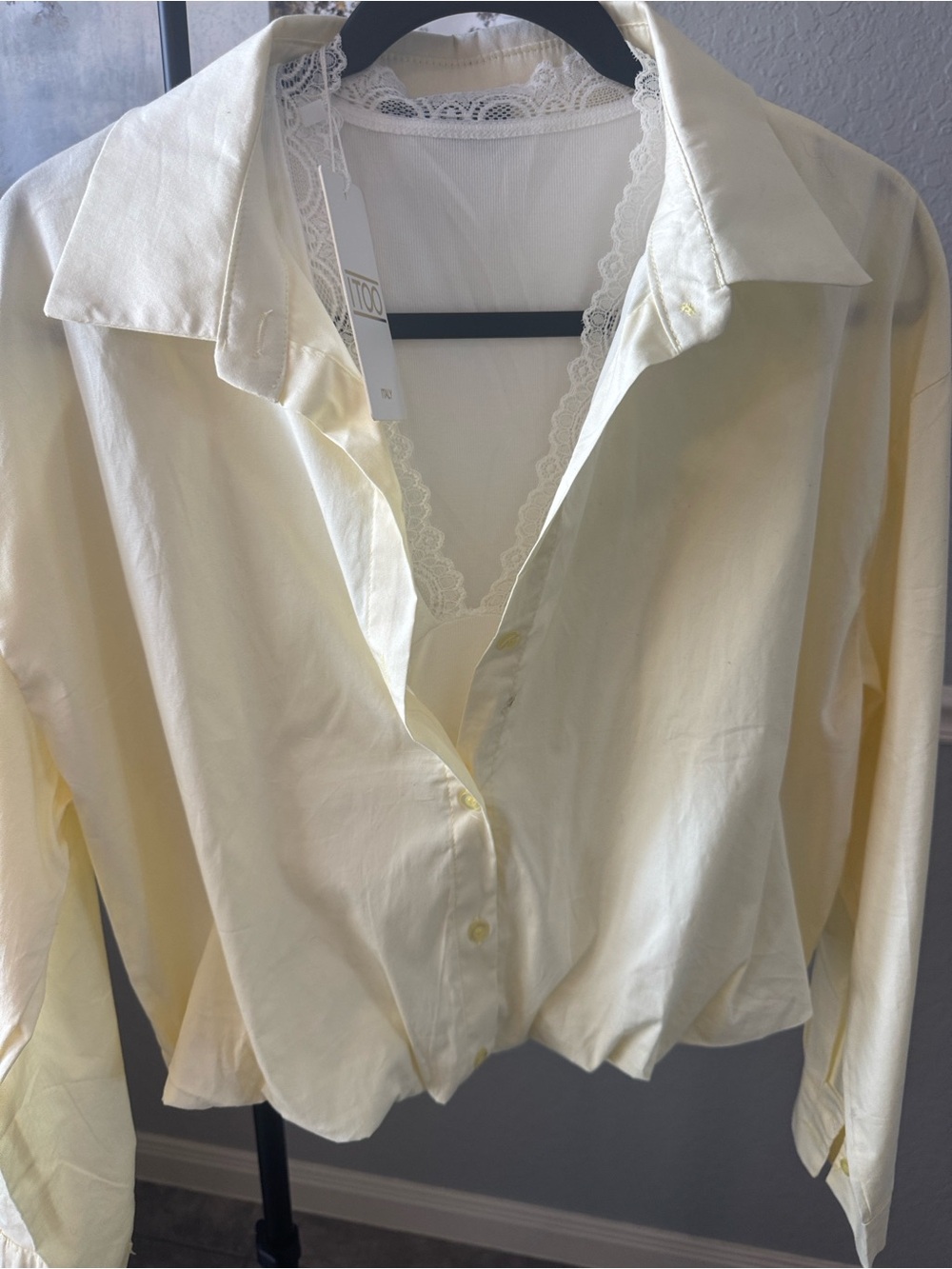 Women's Cream Button-Front Collared Blouse
